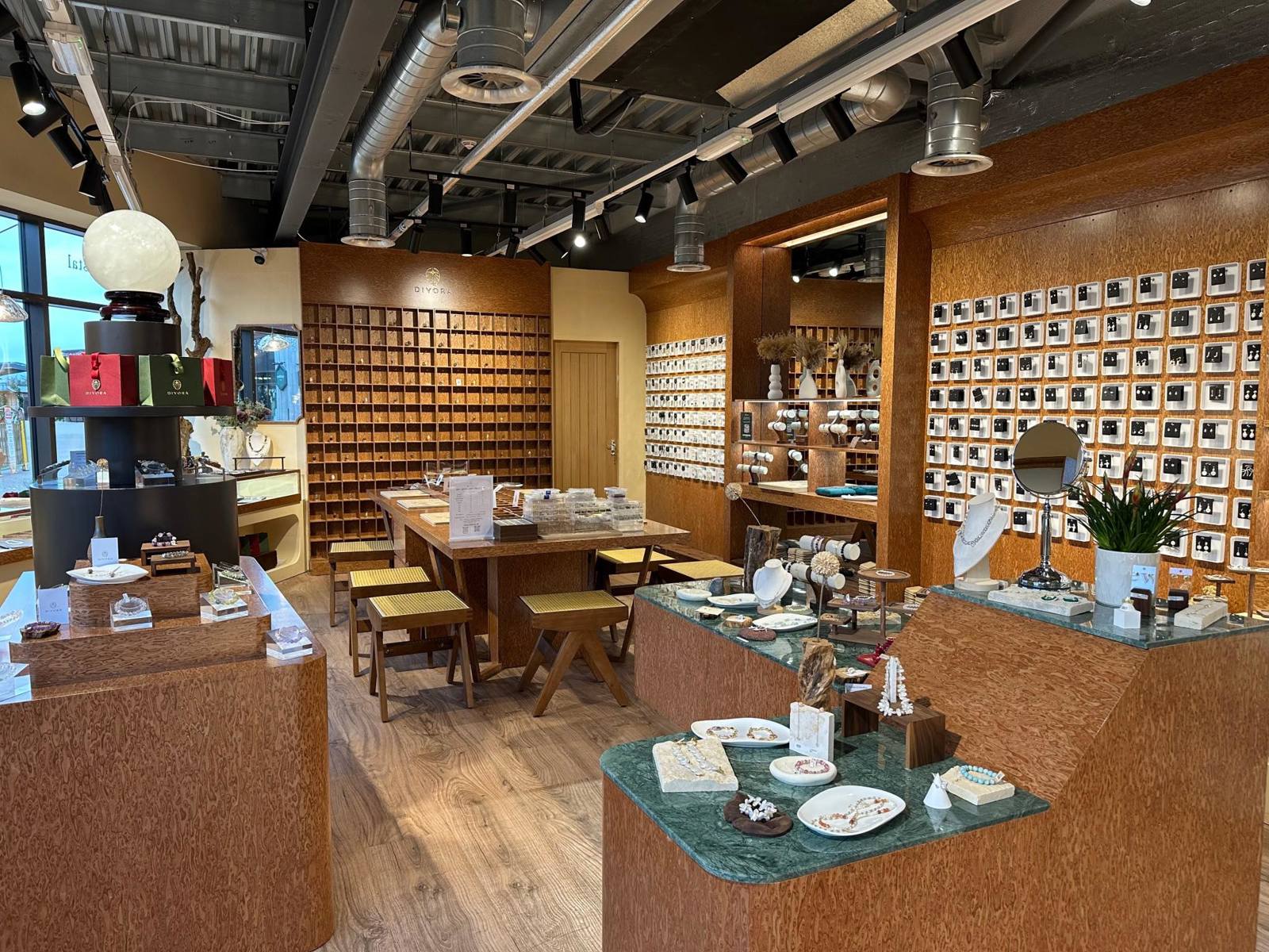 677937530 122093160789294822 1847729170905908999 N